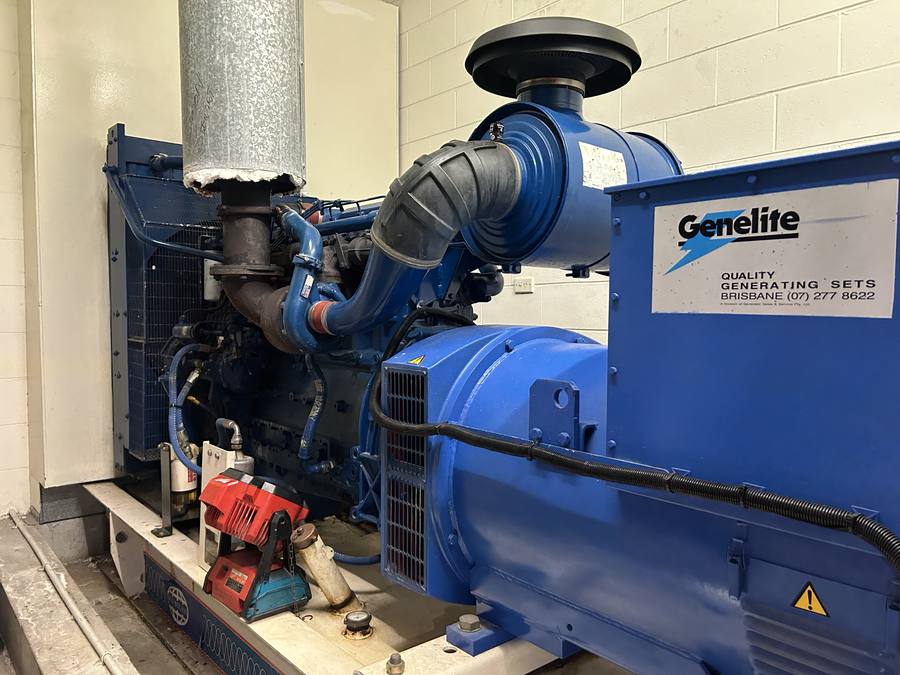 Standby generating set installed in a plant room